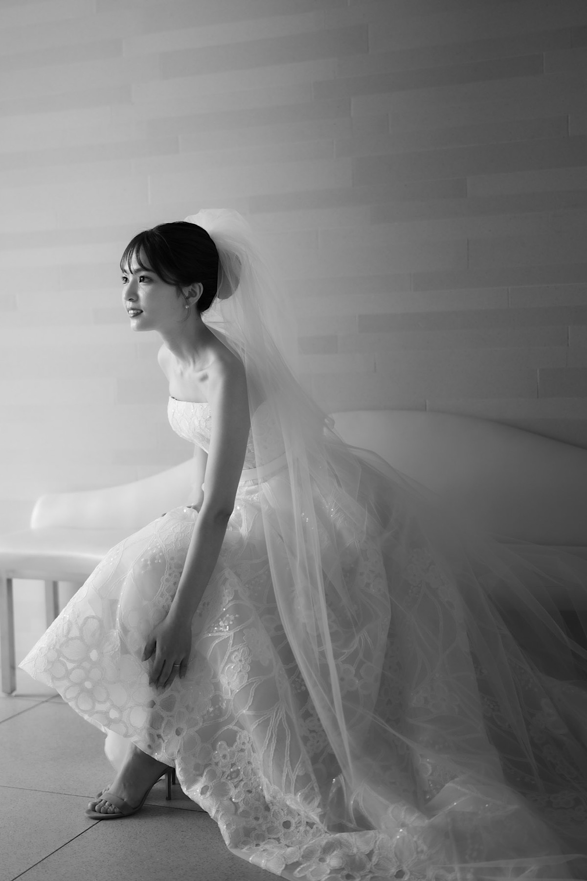パレスホテル東京のチャペルでエリーサーブブライダルのウェディングドレスを纏って行う前撮りレポートのご紹介
