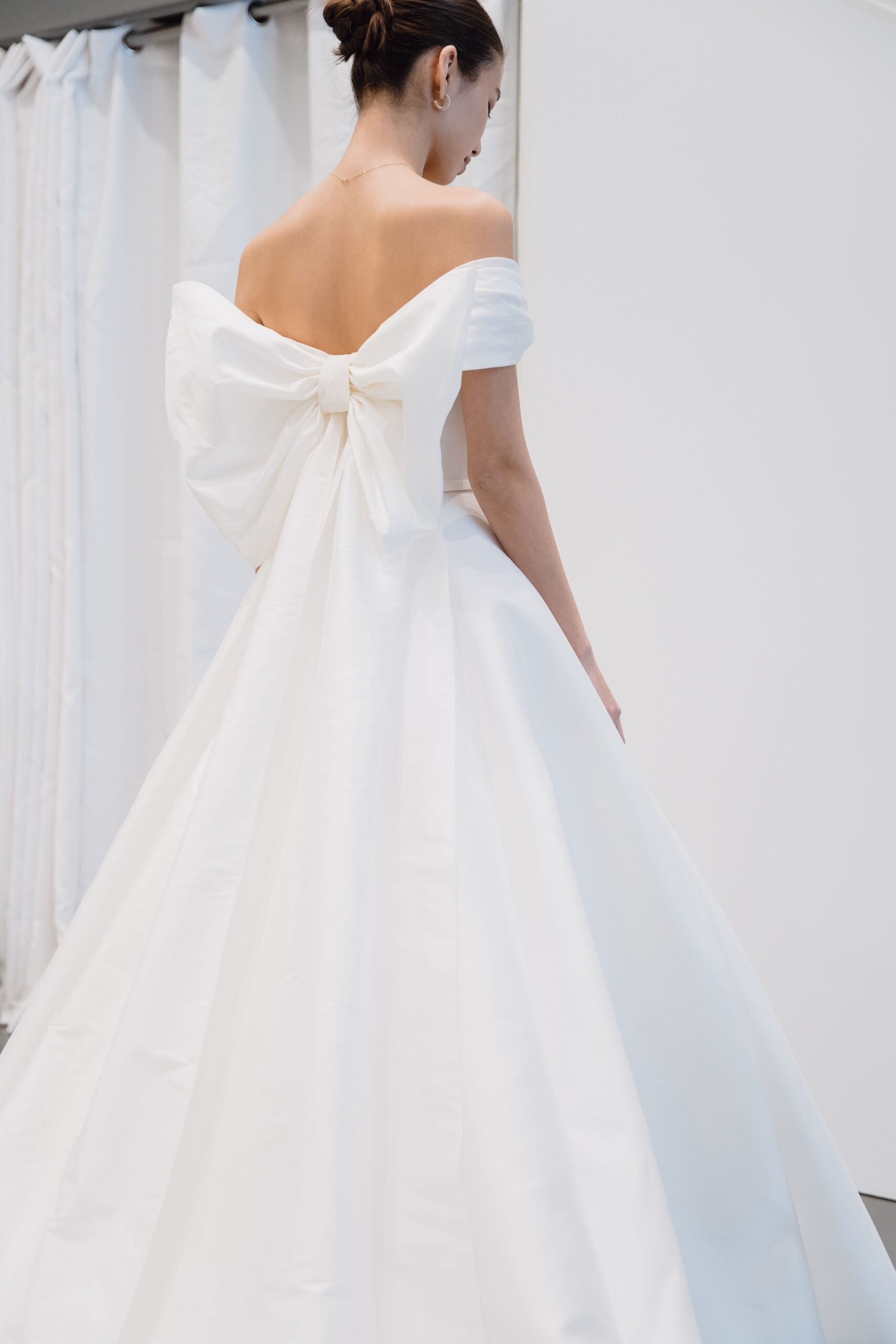 ウェディングドレスをお探しの花嫁にご提案したい最新ブライダルトレンドは背中のビッグリボンが印象的なAラインのウェディングドレス