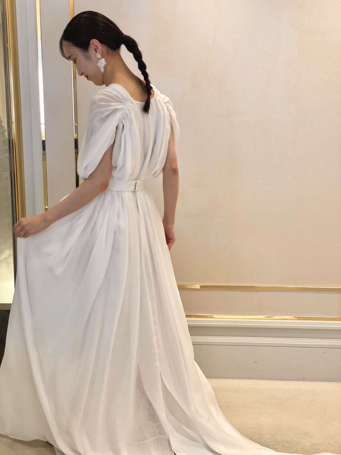 ザ トリート ドレッシング大阪店よりご紹介するシンプルなウェディングドレスと白いフラワーモチーフのイヤリングのコーディネート