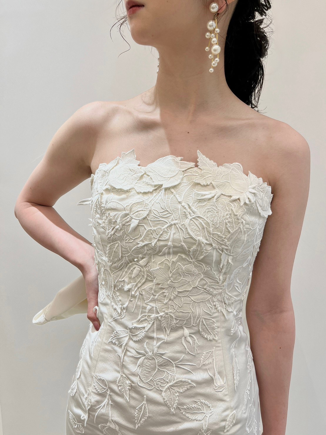 トリートドレッシング神戸店で神戸エリアのおしゃれな花嫁におすすめしたいオスカーデラレンタの新作のウェディングドレスをご自身らしさを演出できるコーディネートと合わせてご紹介します。