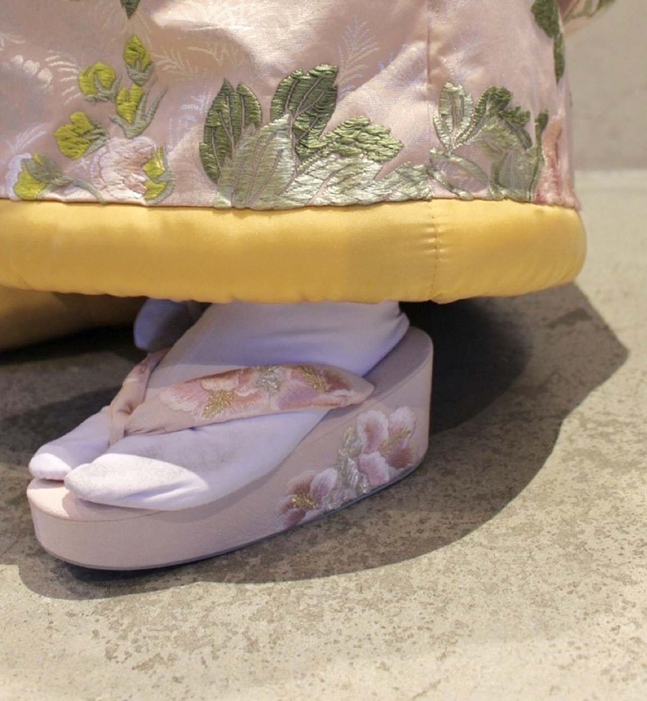 色打掛とおそろいの芙蓉のお花のピンクの草履は、ソールにまで描かれた刺繍が和装姿をより華やかに仕上げてくれます