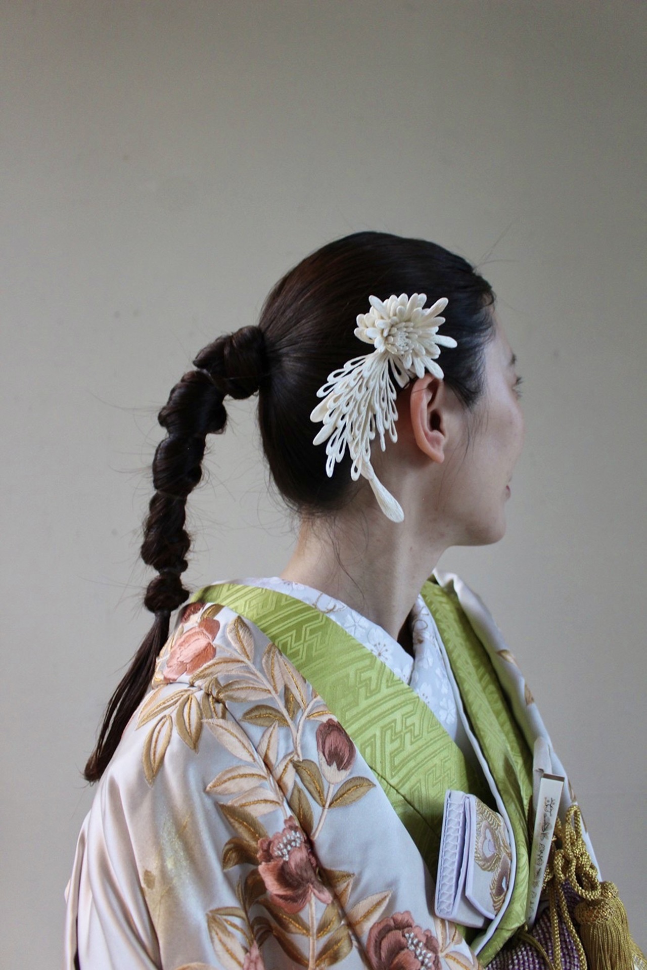 emi takazawaの横振り刺繍の髪飾りは、絹糸を織って作られた和装にピッタリのデザインです