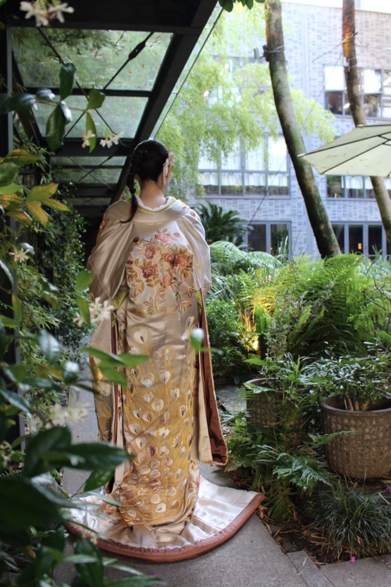 ウィズ ザ スタイル 福岡の自然溢れる雰囲気にマッチする、モダンかつ華やかな孔雀の色打掛