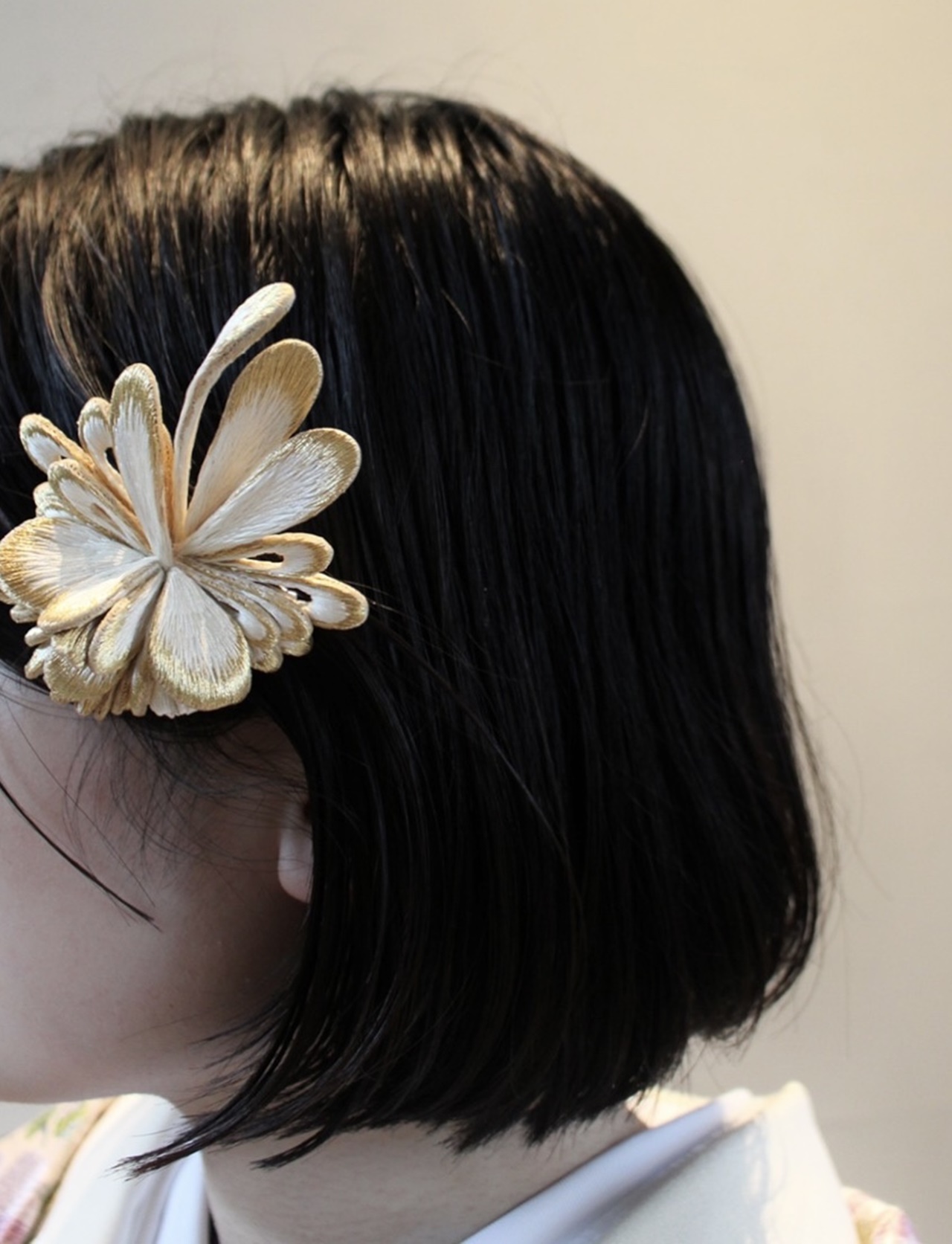 emi takazawaの結魅は、空想のお花をモチーフにしたヘッドアクセサリーで、古典的な色打掛を洗練された印象へと見せてくれます