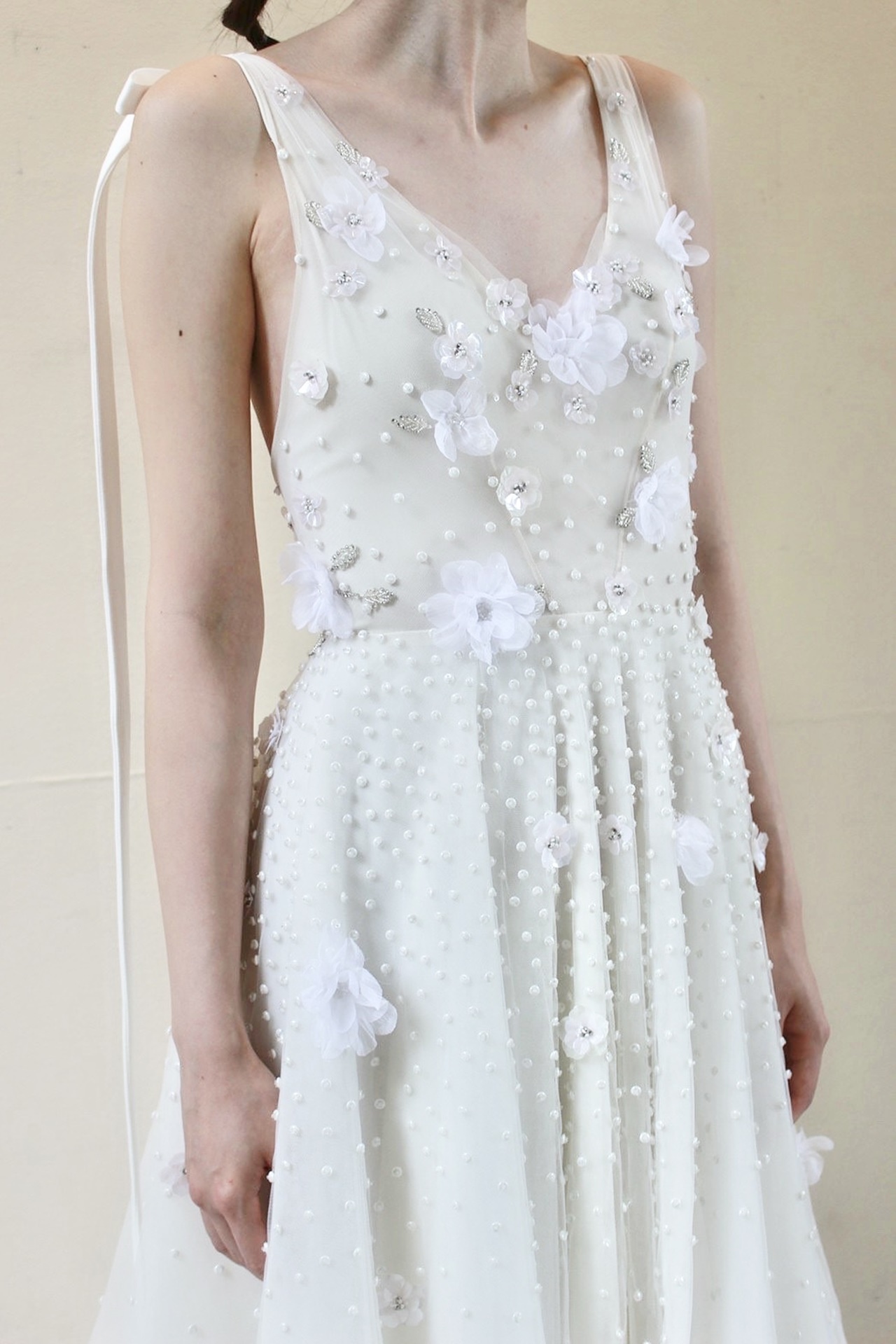 トリートドレッシング 福岡店にてレンタルいただける、新作のリズ マルチネスのウェディングドレスは、お花のモチーフやキラキラとしたビーディングがとても華やかで可愛い一着