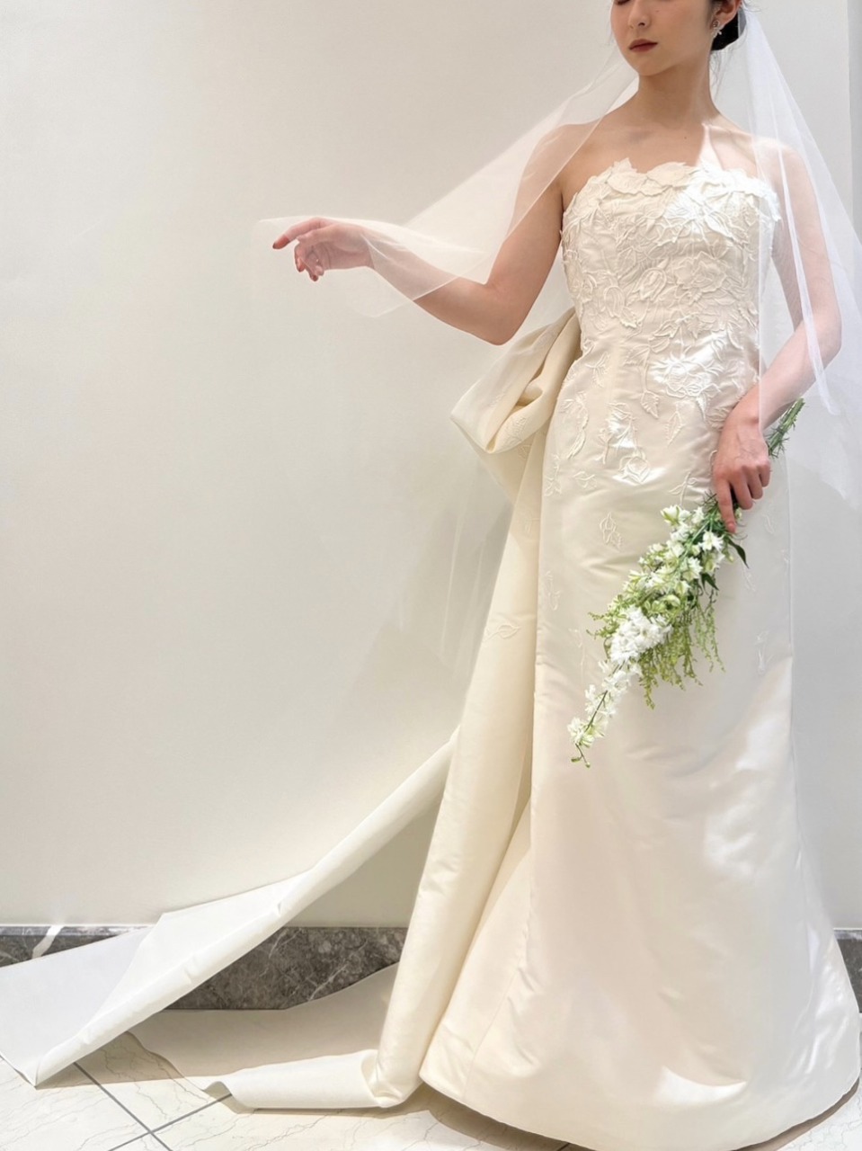 トリートドレッシング神戸店で神戸エリアのおしゃれな花嫁におすすめしたいオスカーデラレンタの新作のウェディングドレスをご自身らしさを演出できるコーディネートと合わせてご紹介します。