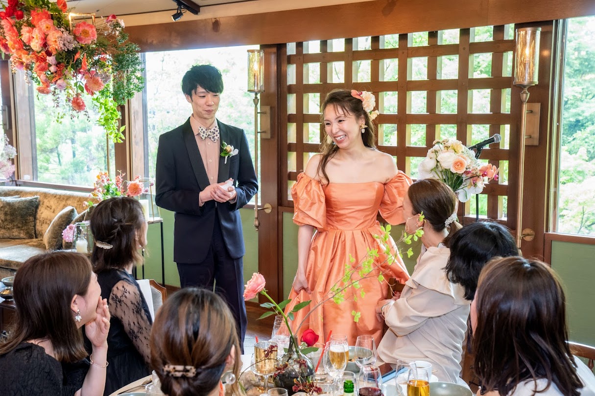 ザソウドウ東山京都のおしゃれ花嫁のオレンジ色のパフスリーブのAラインドレス