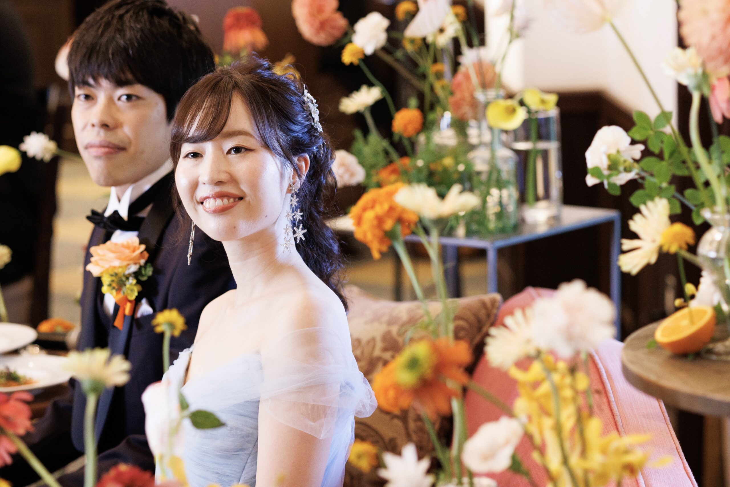 京都の結婚式場フォーチュンガーデン京都に合うおしゃれ花嫁におすすめする水色のプリンセスラインのオフショルダーのカラードレス