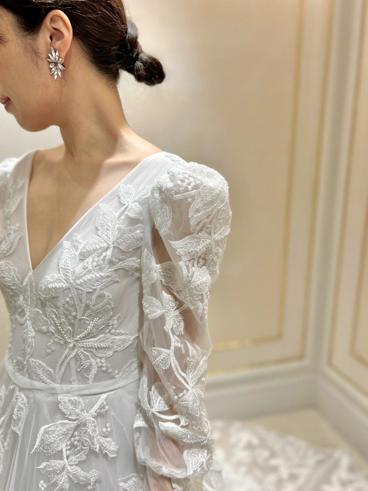 刺繍とスパンコールが美しいAラインのロングスリーブのウェディングドレス