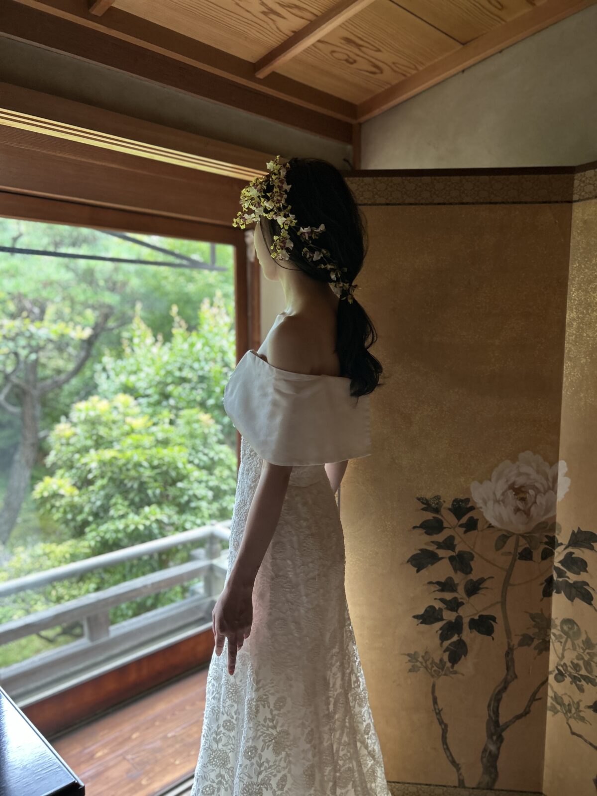 THE TREAT DRESSING 大阪店より菊水楼で結婚式を迎えられる方へおすすめの立体的な総レースが美しいウェディングドレス