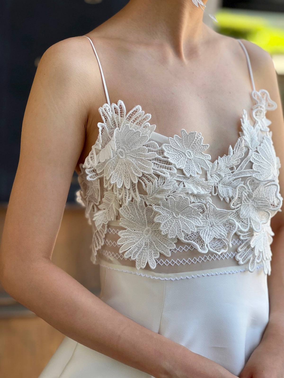 トレンドのスパゲッティストラップと繊細な3Ⅾフラワーのパイピング刺繡が美しい、名古屋エリアの花嫁におすすめしたいAラインの新作ウェディングドレス