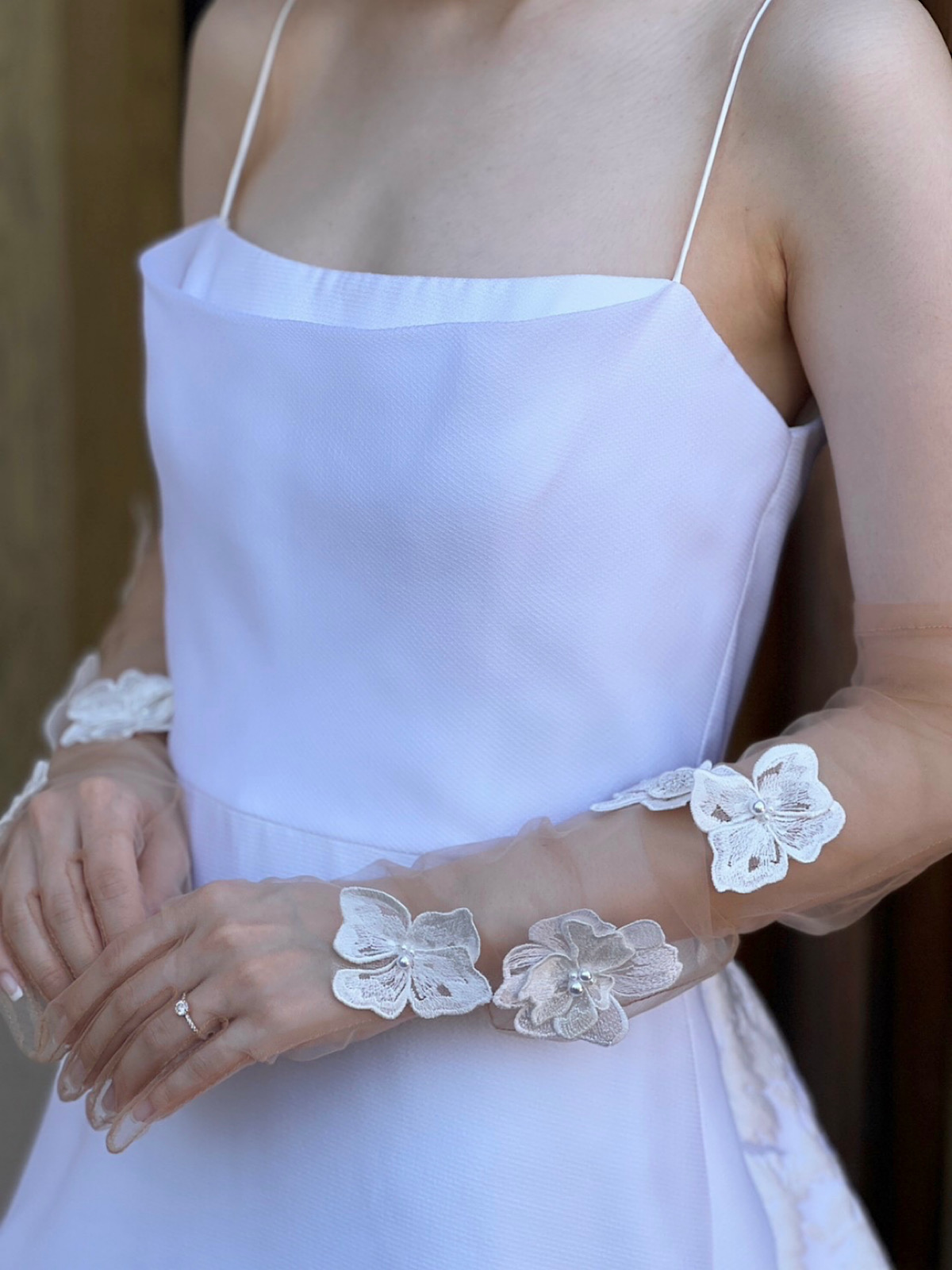 キャッチーなフラワーモチーフのグローブが目を惹く、世界中の花嫁に人気なレラローズのウェディングドレスに合わせたコーディネート