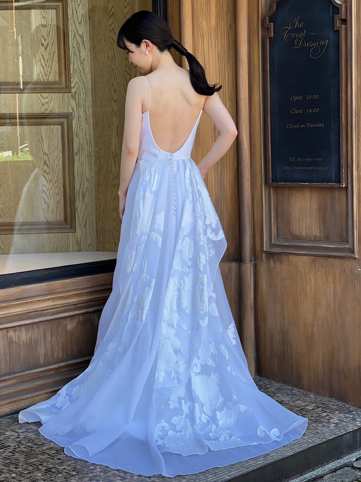 バックコンシャスで背中のデザインが可愛い、ザトリート ドレッシングの新作ウェディングドレスは名古屋の結婚式会場の花嫁におすすめです