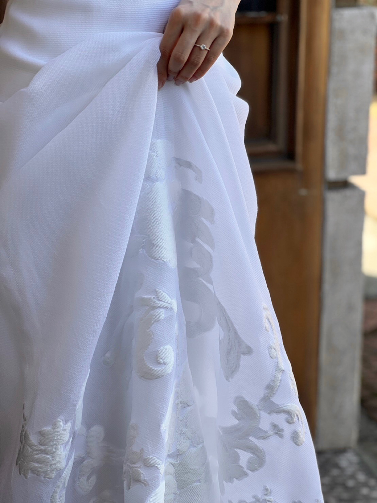 しなやかで柔らかいフィルクーペ生地にジャガードデザインが美しい、スレンダーラインの新作ウェディングドレス