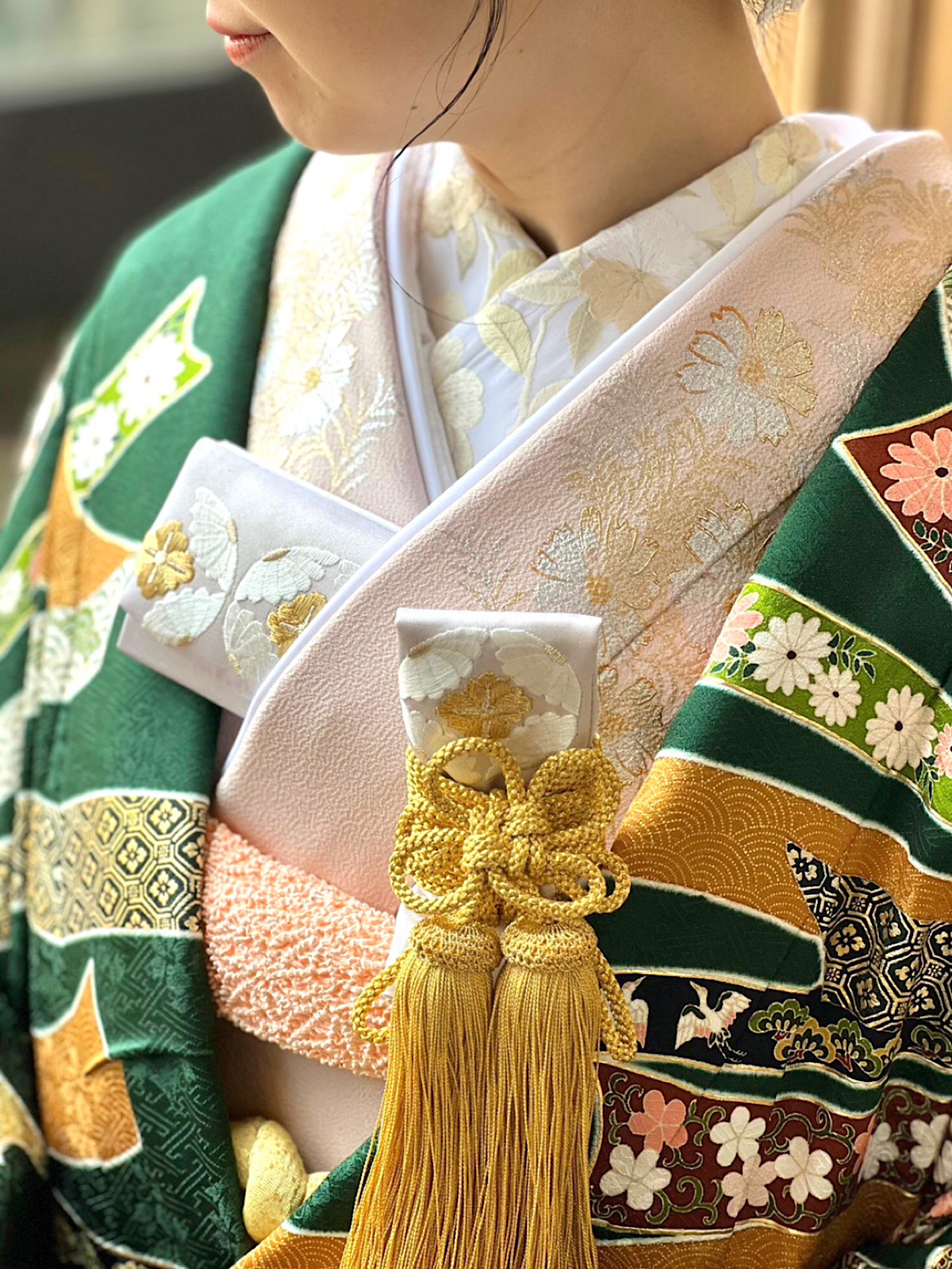 名古屋エリアにおすすめの緑の色打掛に桃色の掛下と金刺繍の小物を合わせた和装コーディネートのご紹介