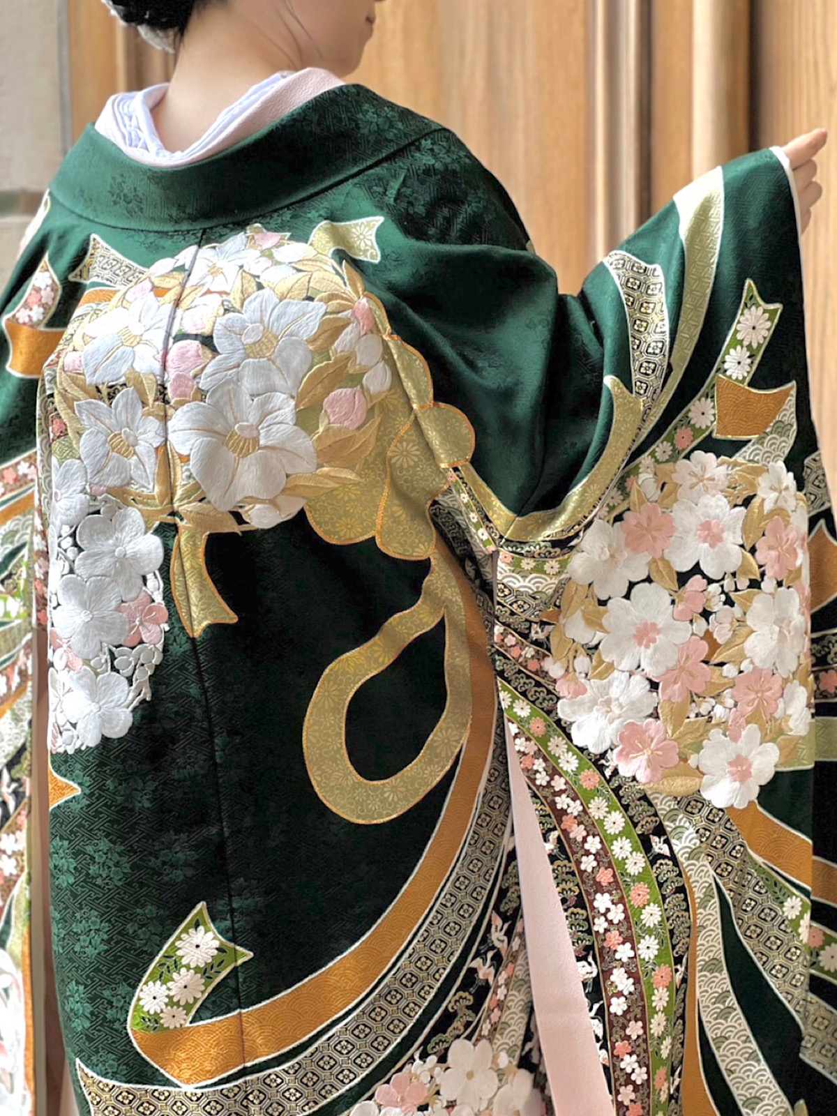 友禅染めの緑の色味に束ね熨斗の柄行が華やかな色打掛は名古屋エリアの結婚式場ナンザンハウスにおすすめです