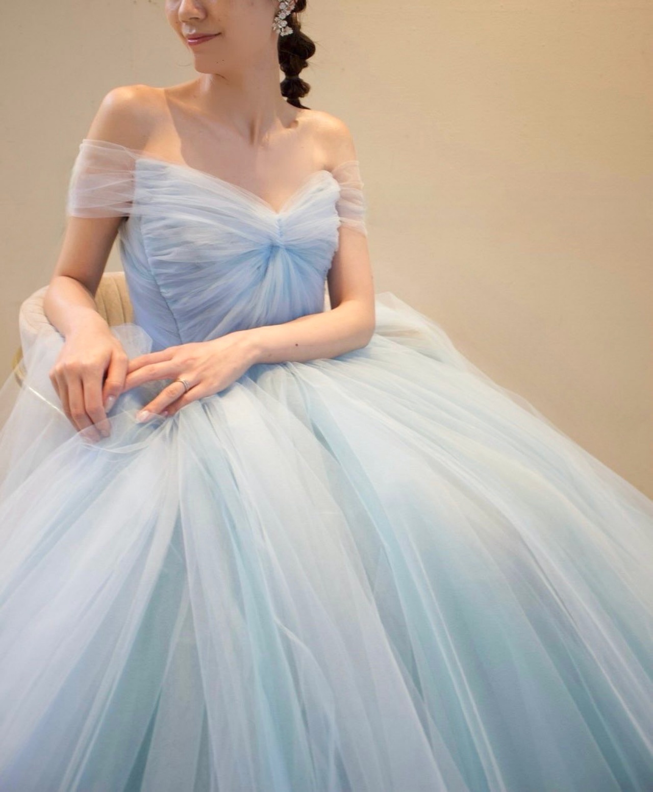 トリート福岡の提携であるウィズ ザ スタイルの結婚式にぴったりのリーム アクラのプリンセスラインのカラードレスは座った姿も立体感あふれるシルエットです