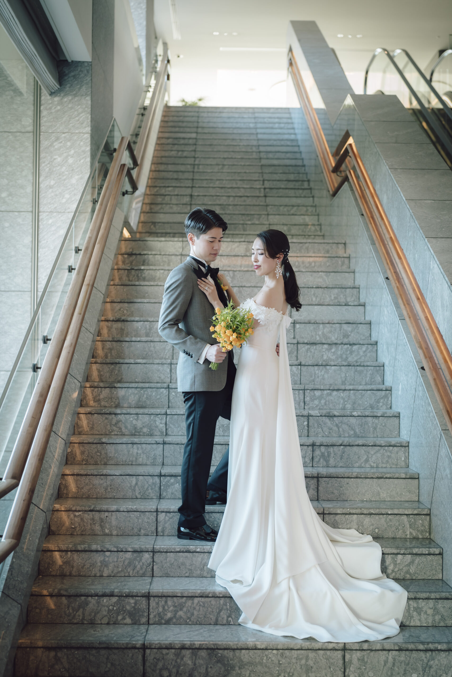 パレスホテル東京の大階段で、ザトリートドレッシングでセレクトされたヴィクターアンドロルフマリアージュのウェディングドレスを纏うご新婦様