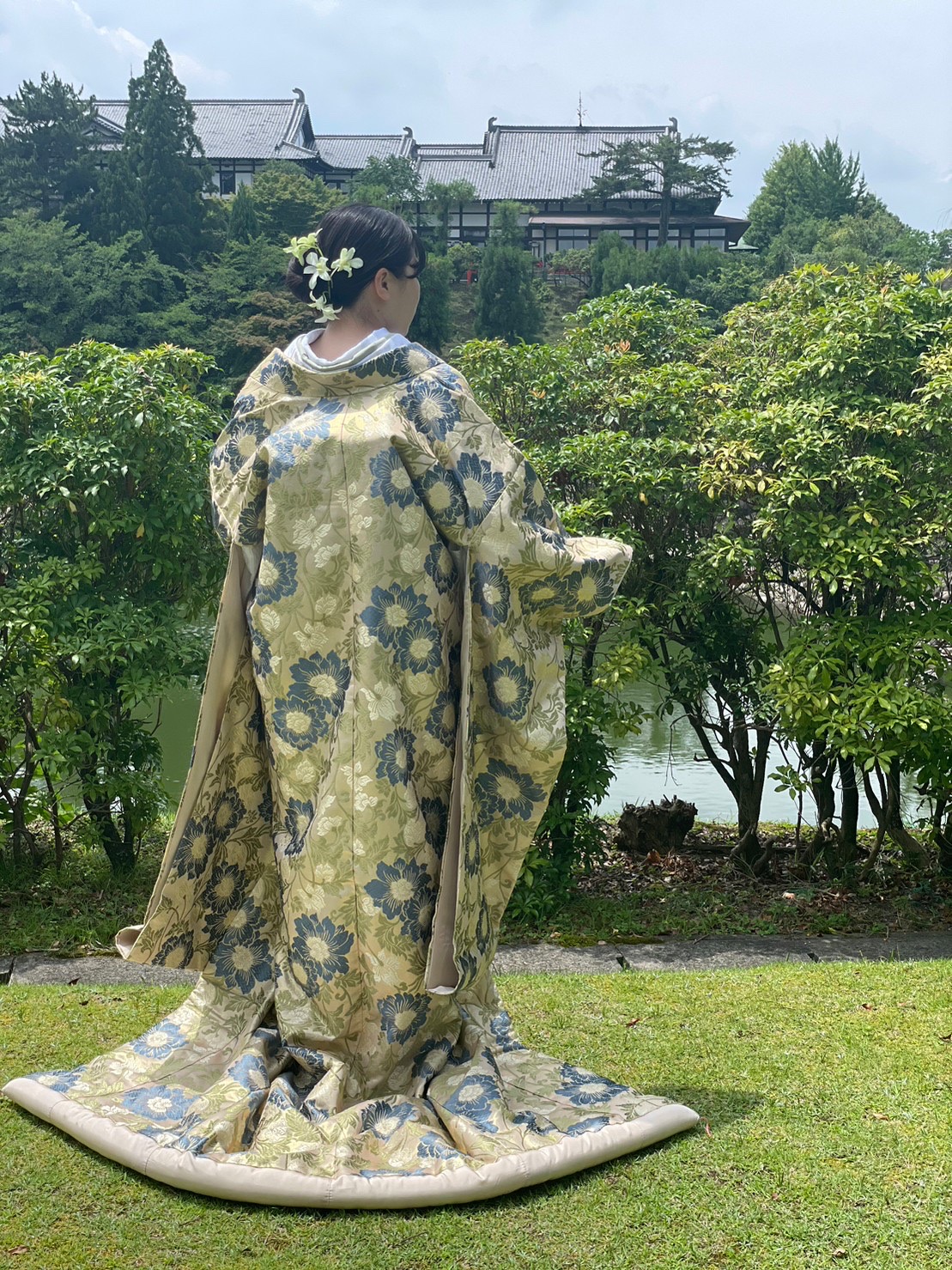 奈良の歴史ある結婚式会場、菊水楼に映えるTHE TREAT DRESSINGよりご紹介する花柄の和装