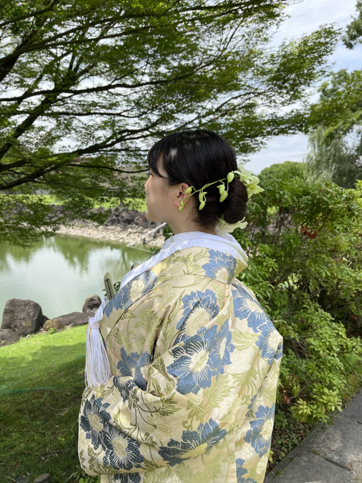 菊水楼のお色直しにおすすめのザトリードレッシング大阪店よりご紹介する藍色であしらった花柄の色打掛