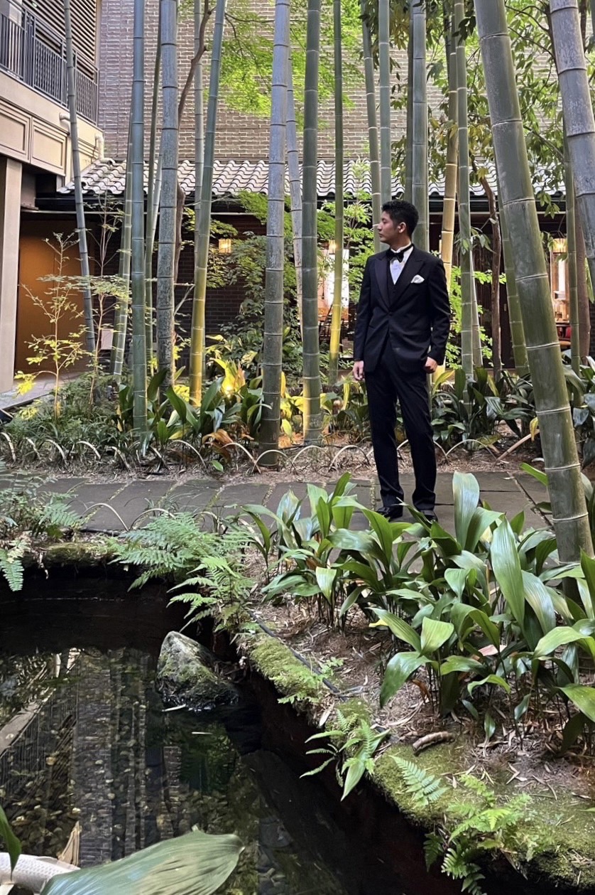 フォーチュンガーデン京都の竹林に映えるブラックタキシード