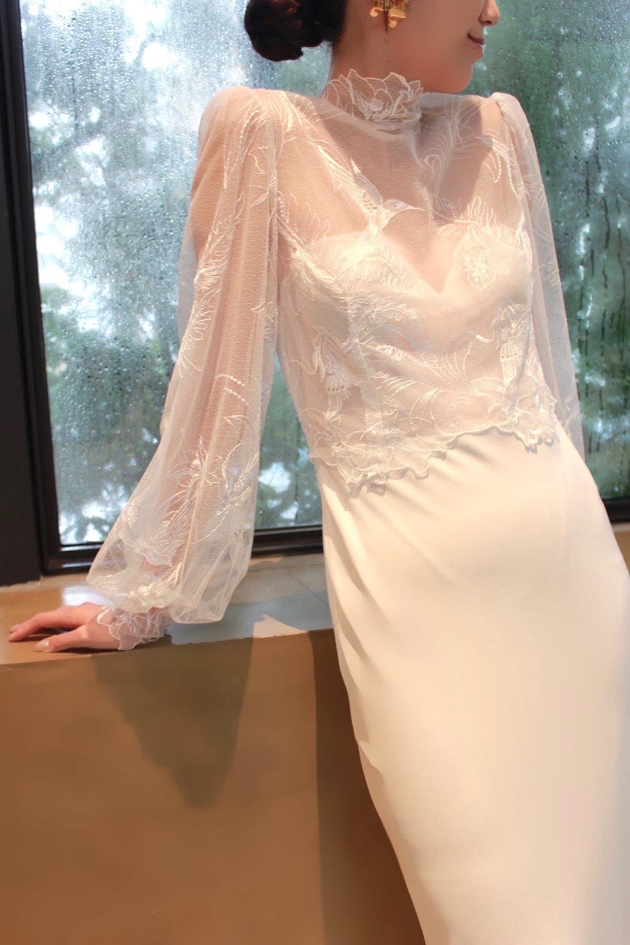 エリザベス フィルモアらしい上品で可憐な印象のクレープ素材のスレンダーラインのウエディングドレスにはあえてタイトヘアでシンプルなコーディネートを