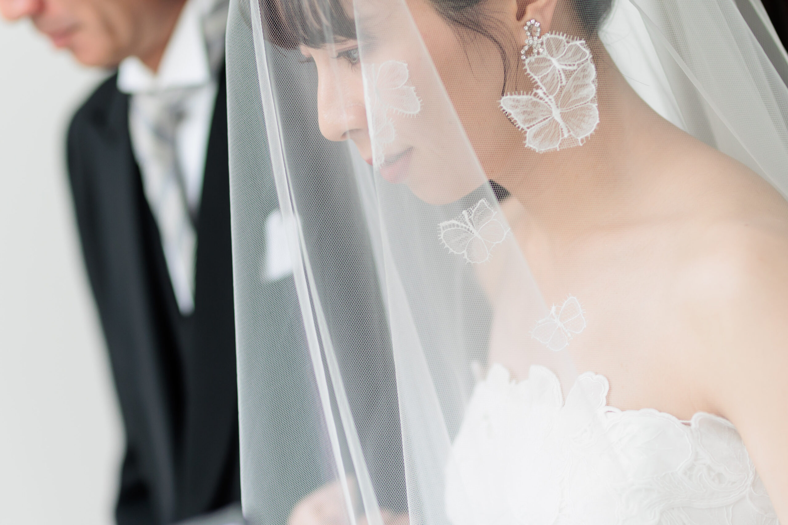 ザ トリート ドレッシング名古屋店の専属結婚式会場、ザ ナンザンハウスのチャペルに映えるザ トリート ドレッシングのオリジナルレースベールを身に纏った花嫁