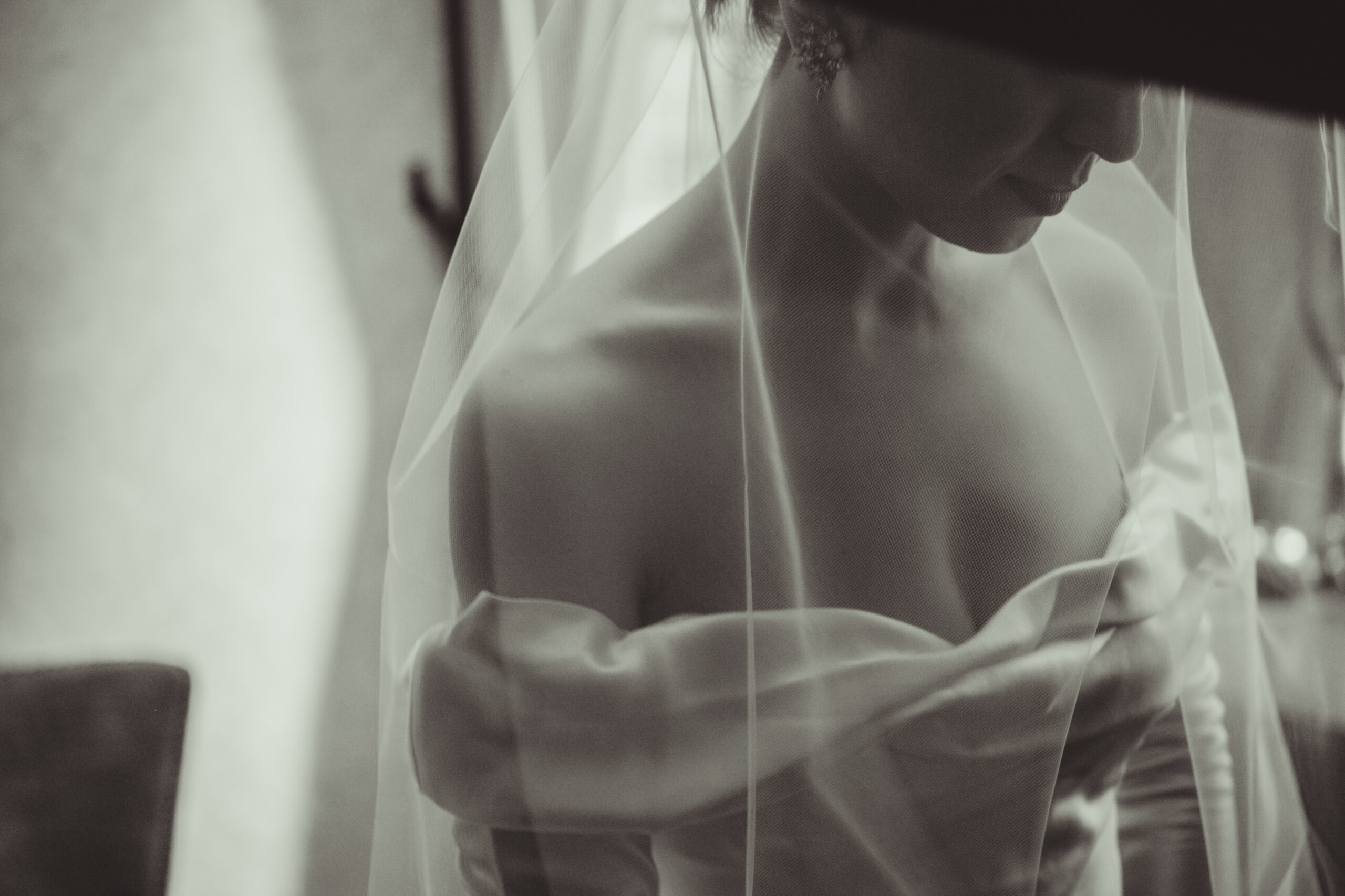 赤坂プリンスクラシックハウスでのナイトウェディングでダニエルフランケルのラグジュアリーでエレガントなウェディングドレスを身に纏った花嫁
