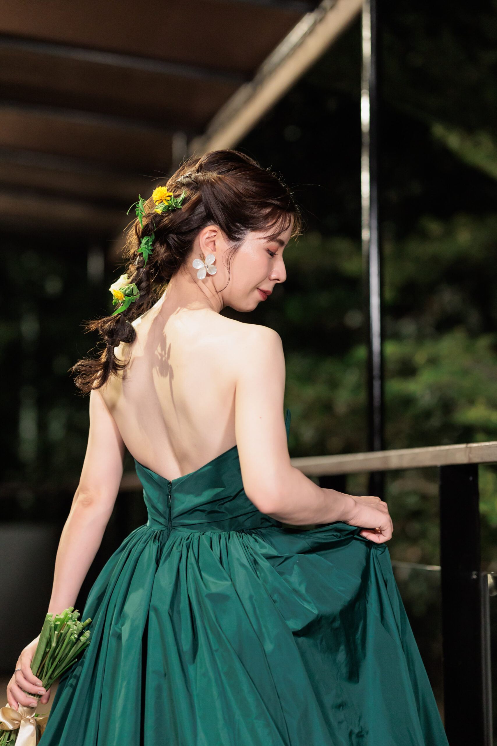 名古屋エリアの花嫁に人気なナチュラルな結婚式会場、ザ ナンザンハウスにぴったりの立体感のあるハリ感と華やかさを纏うグリーンの色味が美しい、THE TREAT DRESSINGのAラインのカラードレス