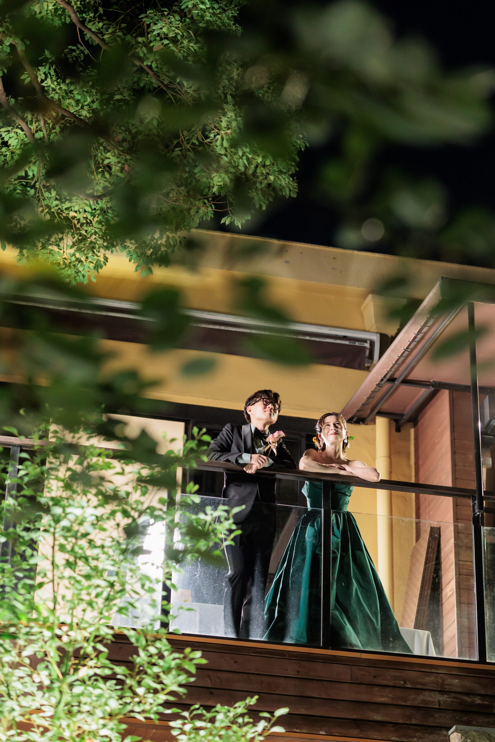 名古屋エリアの花嫁に人気の緑が豊かでアットホームな結婚式会場ザナンザンハウスで過ごすお二人におすすめのザ トリート ドレッシング 名古屋店のタキシードとカラードレスのご紹介