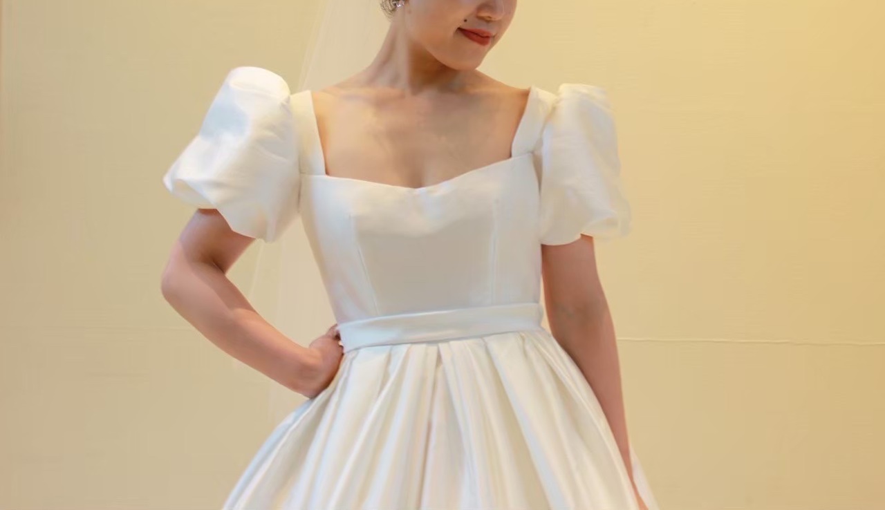 ビッグパフスリーブが可愛くトレンドの、リーム アクラのシンプルなサテンのレンタルウェディングドレス