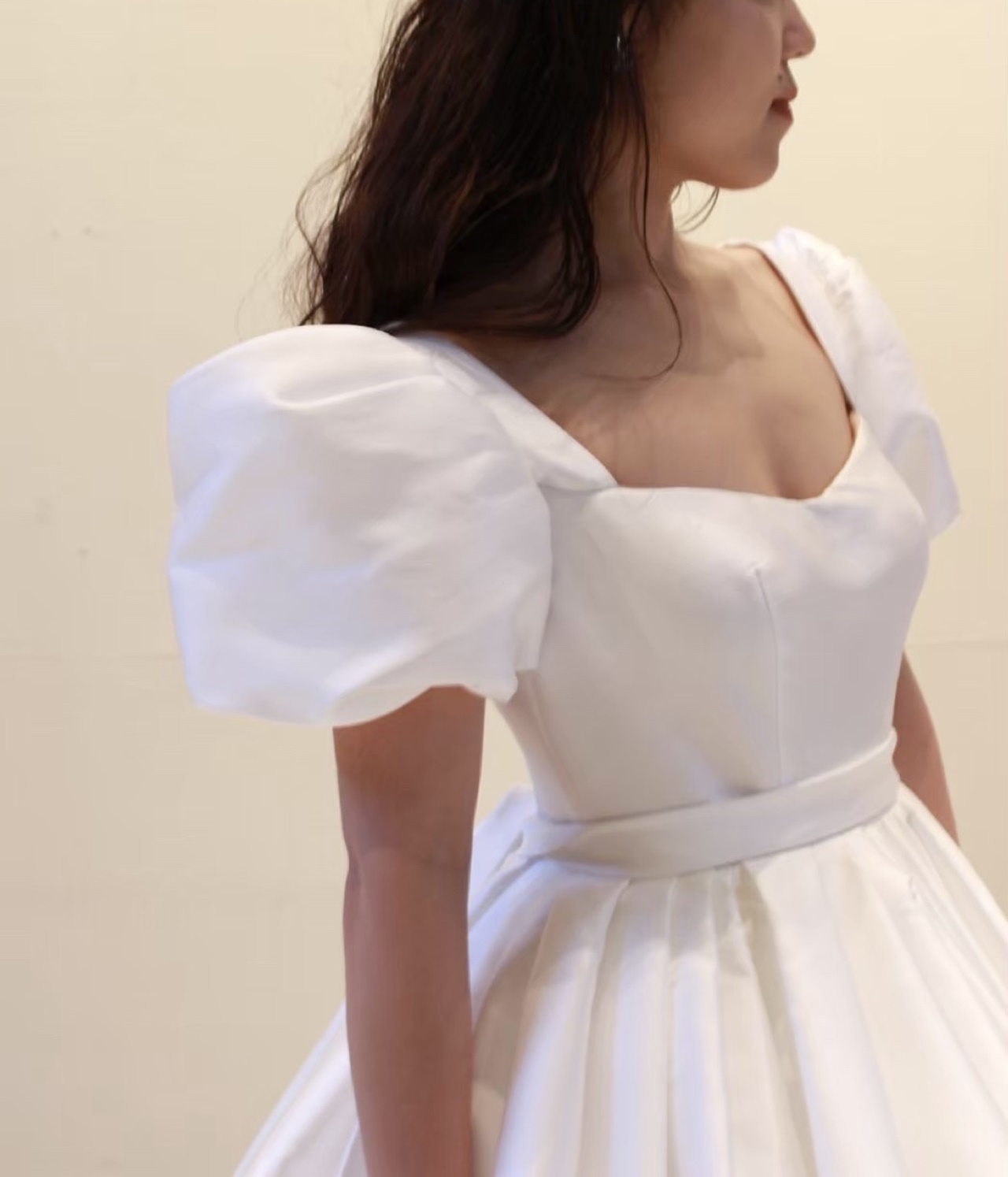 トレンドの大きいパフスリーブがおしゃれなリーム アクラの新作ウェディングドレスは、スタイルアップが叶う一着です