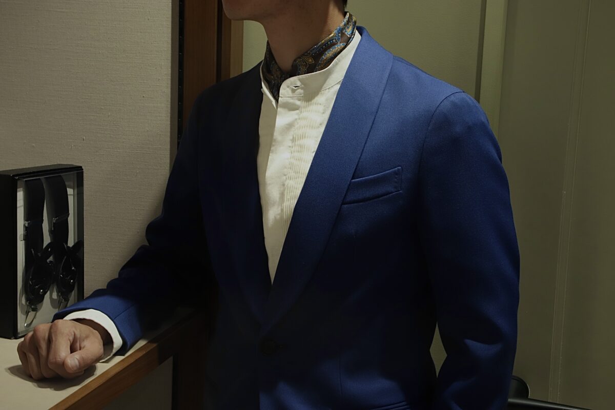 CARUSOのネイビータキシードはショールカラーのデザインで結婚式にぴったりな1着です。