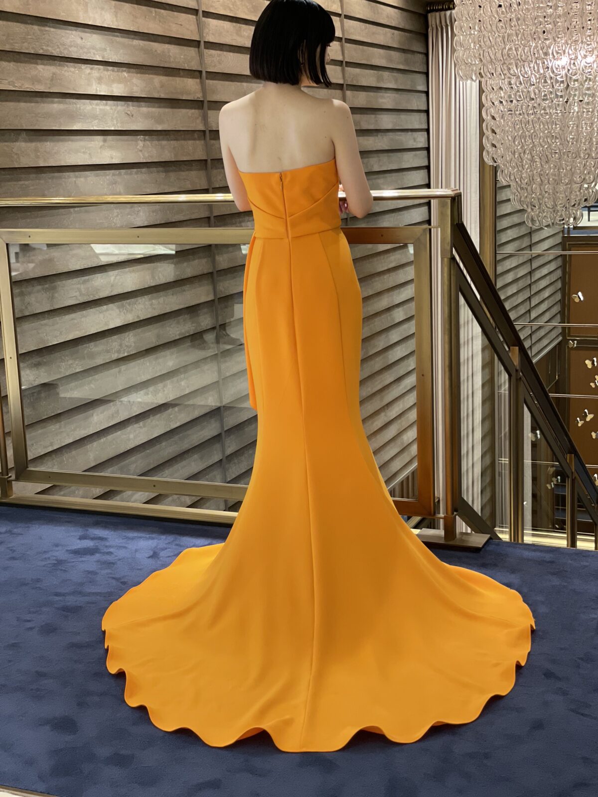 鶴見ノ森迎賓館におすすめしたいインパクトのある鮮やかなオレンジ色のスレンダーラインのカラードレス