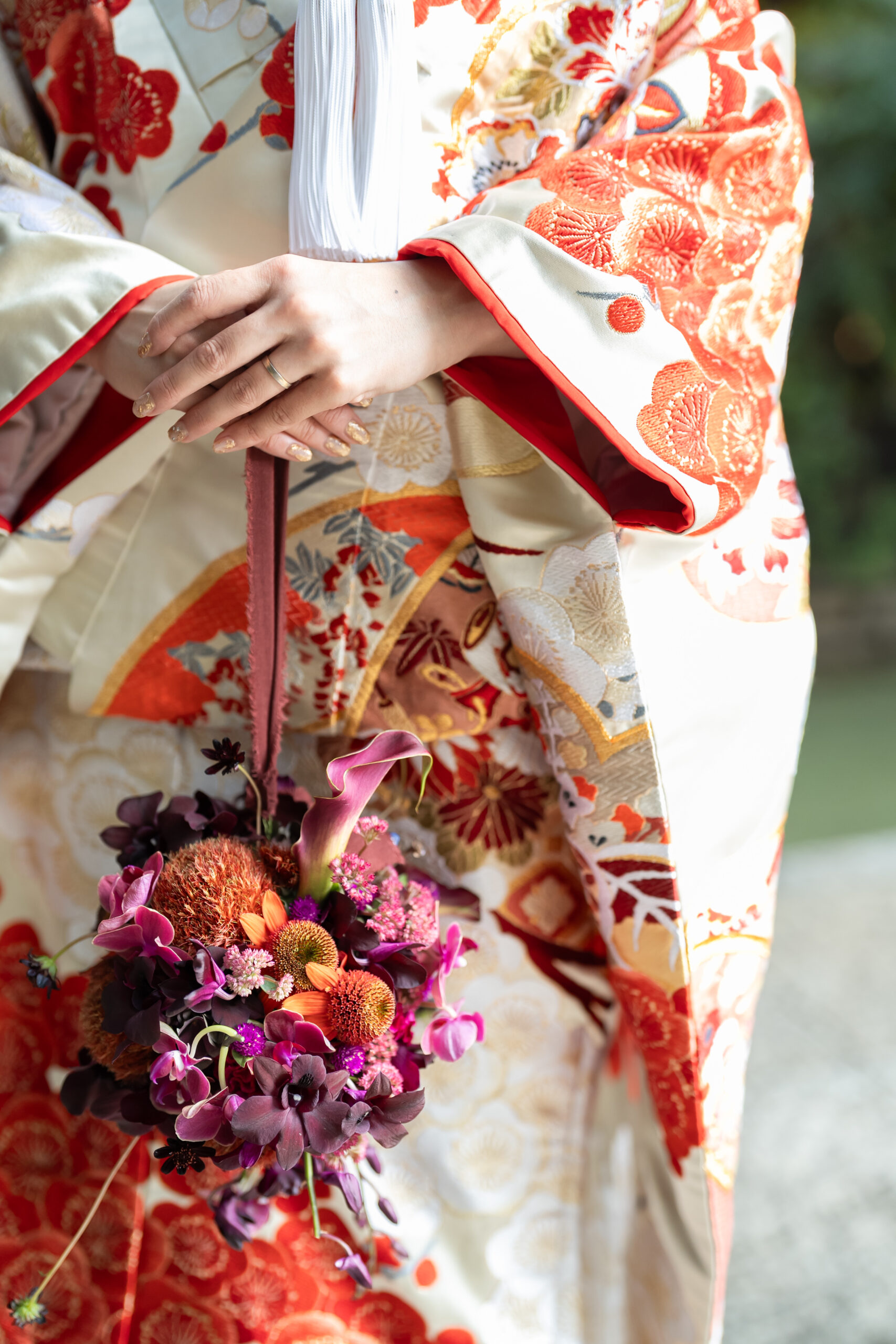 緑豊かな名古屋の結婚式会場におすすめの赤の刺繍が美しい色打掛