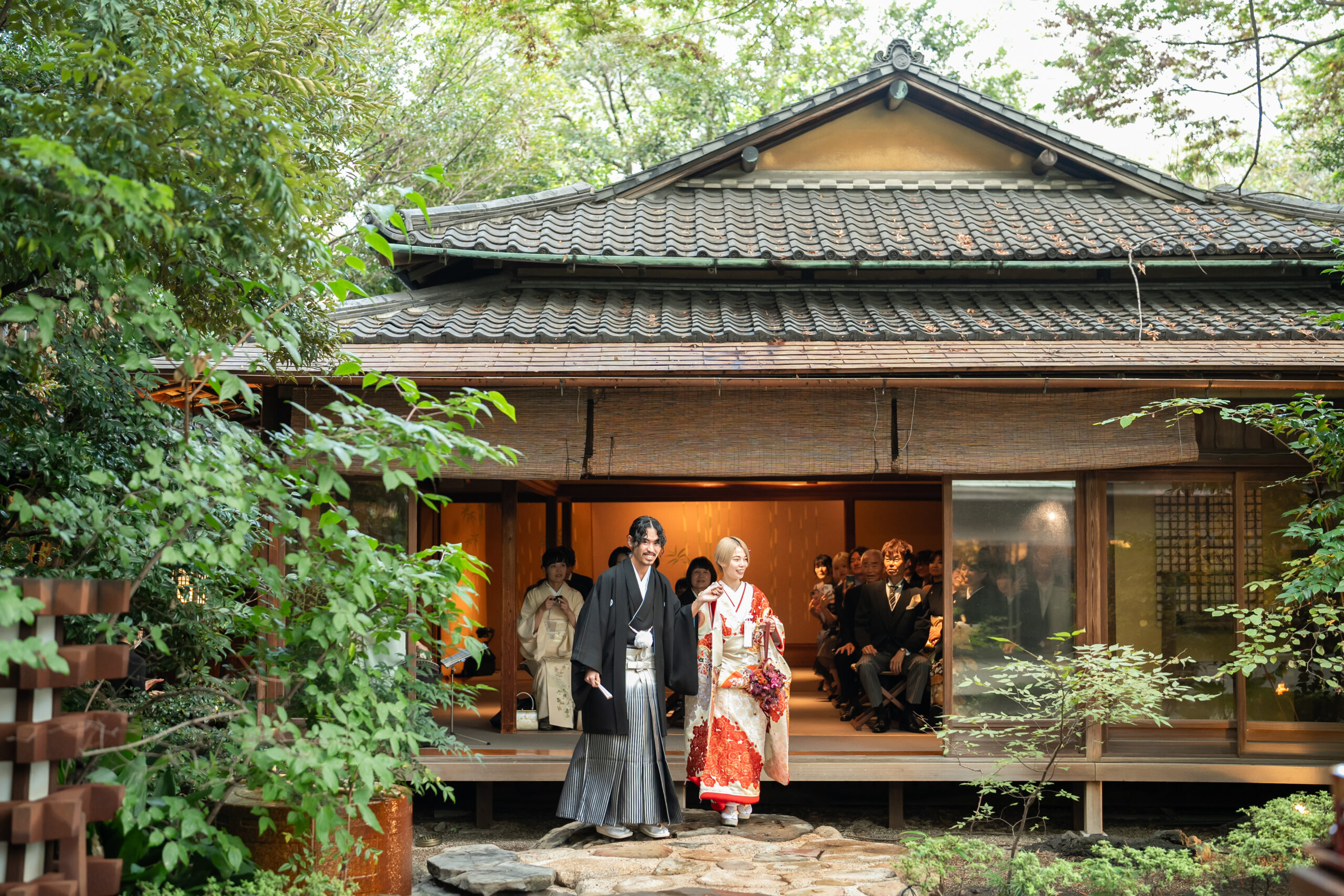 四季を感じる緑溢れる名古屋の結婚式会場、料亭 河文でお召しいただく黒刺子と松竹梅の刺繍が華やかな色打掛