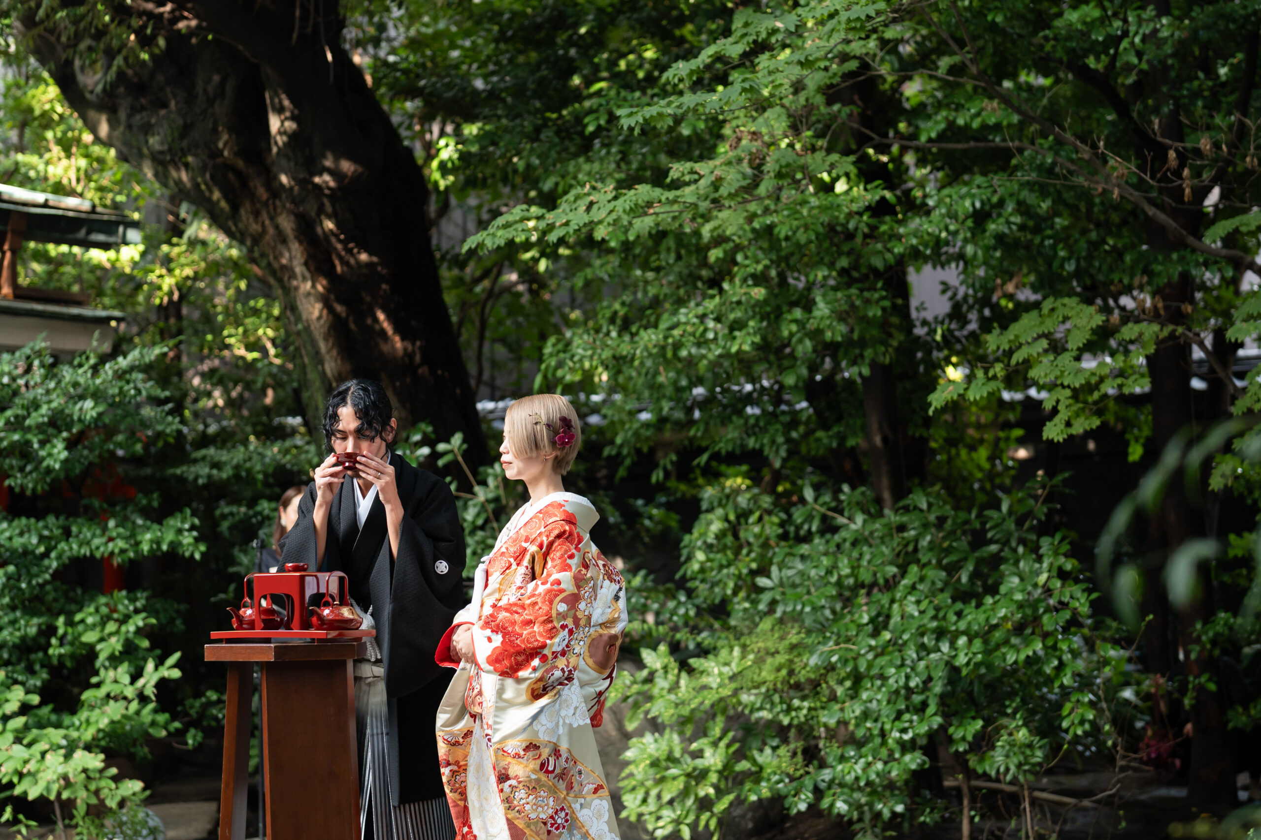 THE TREAT DRESSING 名古屋店の提携会場、料亭 河文での和装人前式では黒の紋付き袴と華やかな色打掛をお召日なり水合わせの儀を行います