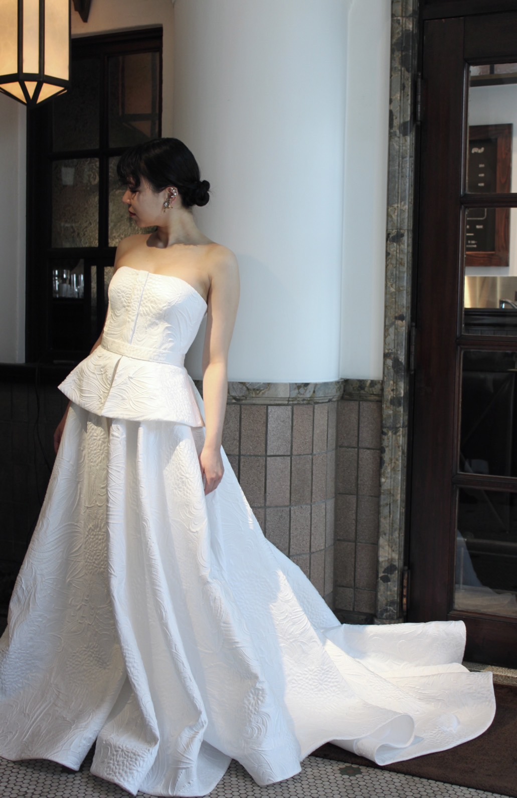 モダンな結婚式場におすすめのトリートで人気のナイーム カーンのシルクジャガード素材のＡラインのウェディングドレス