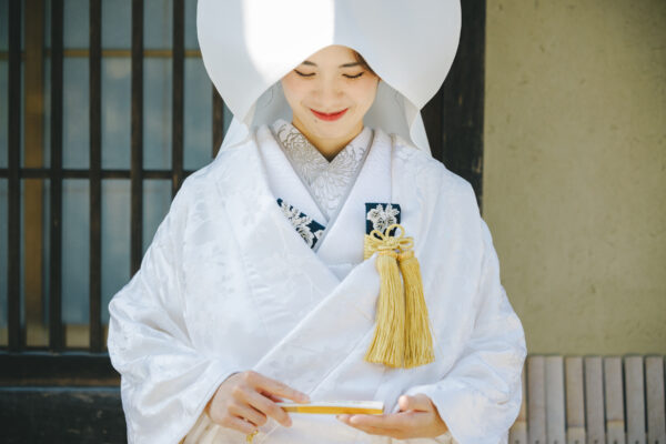 京都エリアの和の雰囲気感じられる結婚式会場や前撮りにおすすめのお洒落な白無垢のコーディネート
