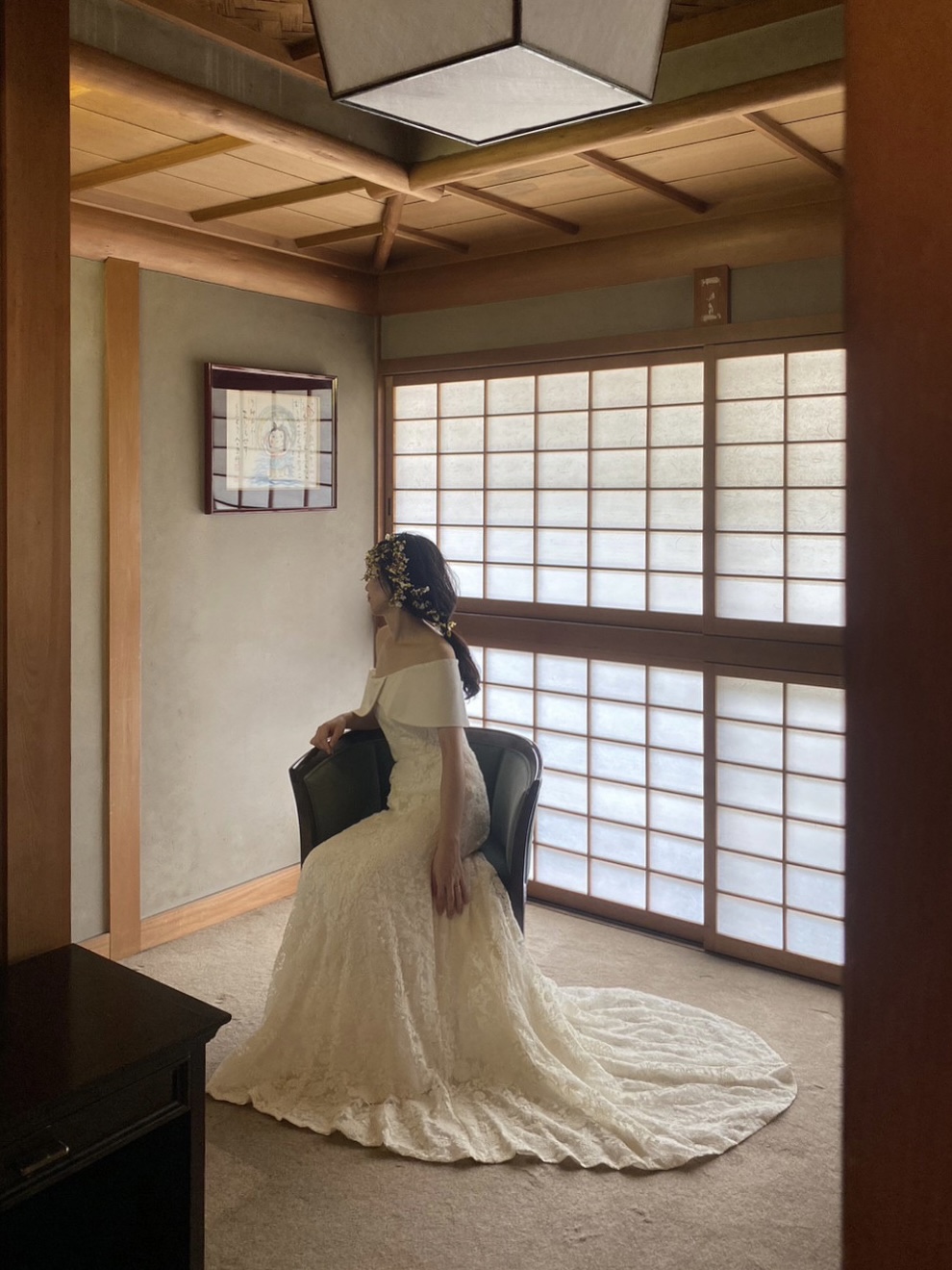 奈良の結婚式場、菊水楼に映えるザトリートドレッシングのクラシカルなオフショルダーのウェディングドレス