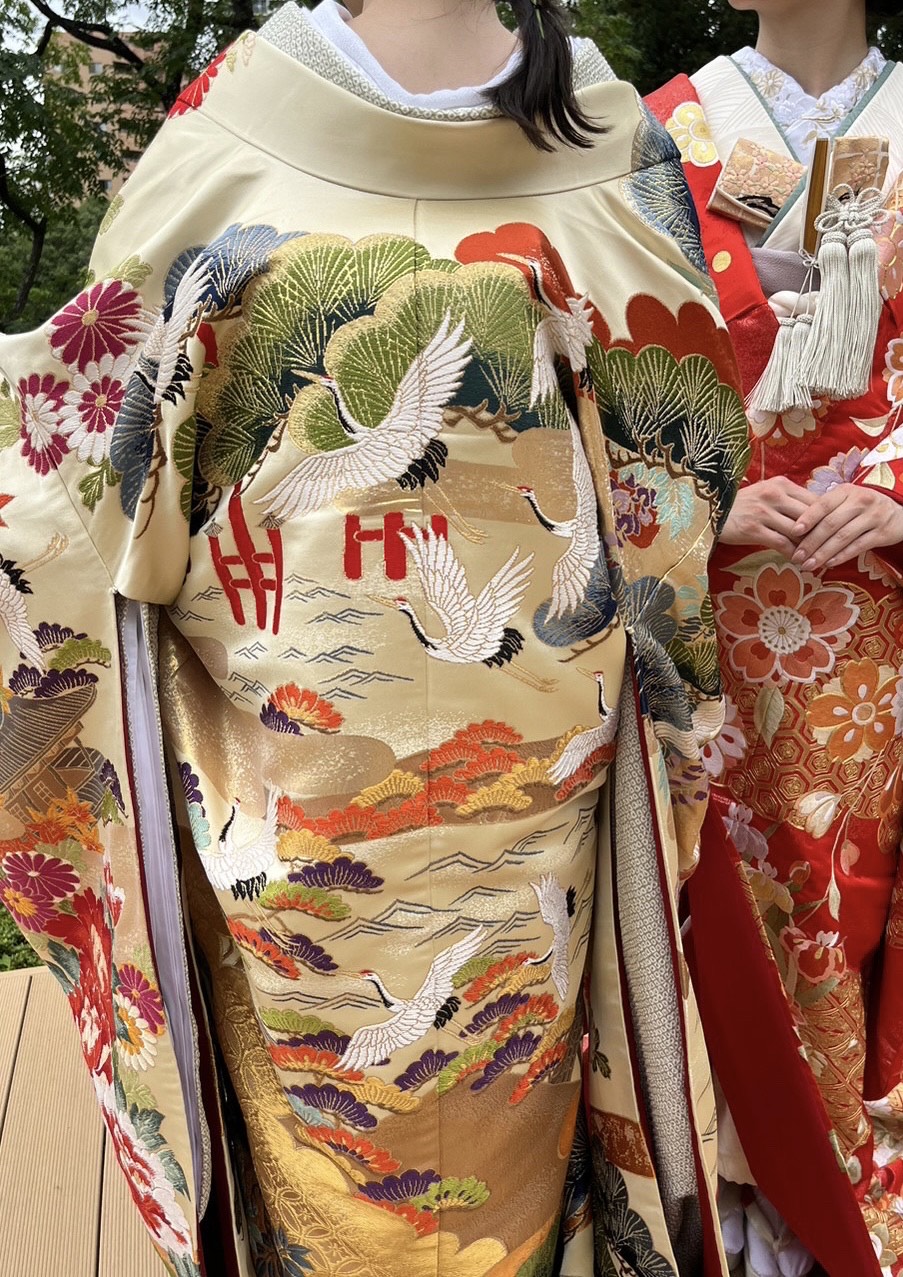 庭園が広がる相楽園にて結婚式や前撮りを検討されているプレ花嫁におすすめの日本三景図の色打掛とモダンなコーディネートのご紹介
