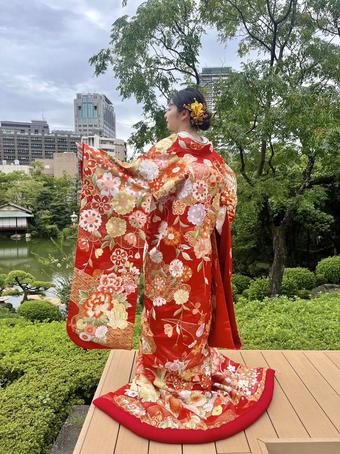 神戸にて結婚式をされる花嫁にご紹介したいトリートドレッシング神戸店にてお取り扱いしている桜などの花の刺繍が施された赤地の色打掛
