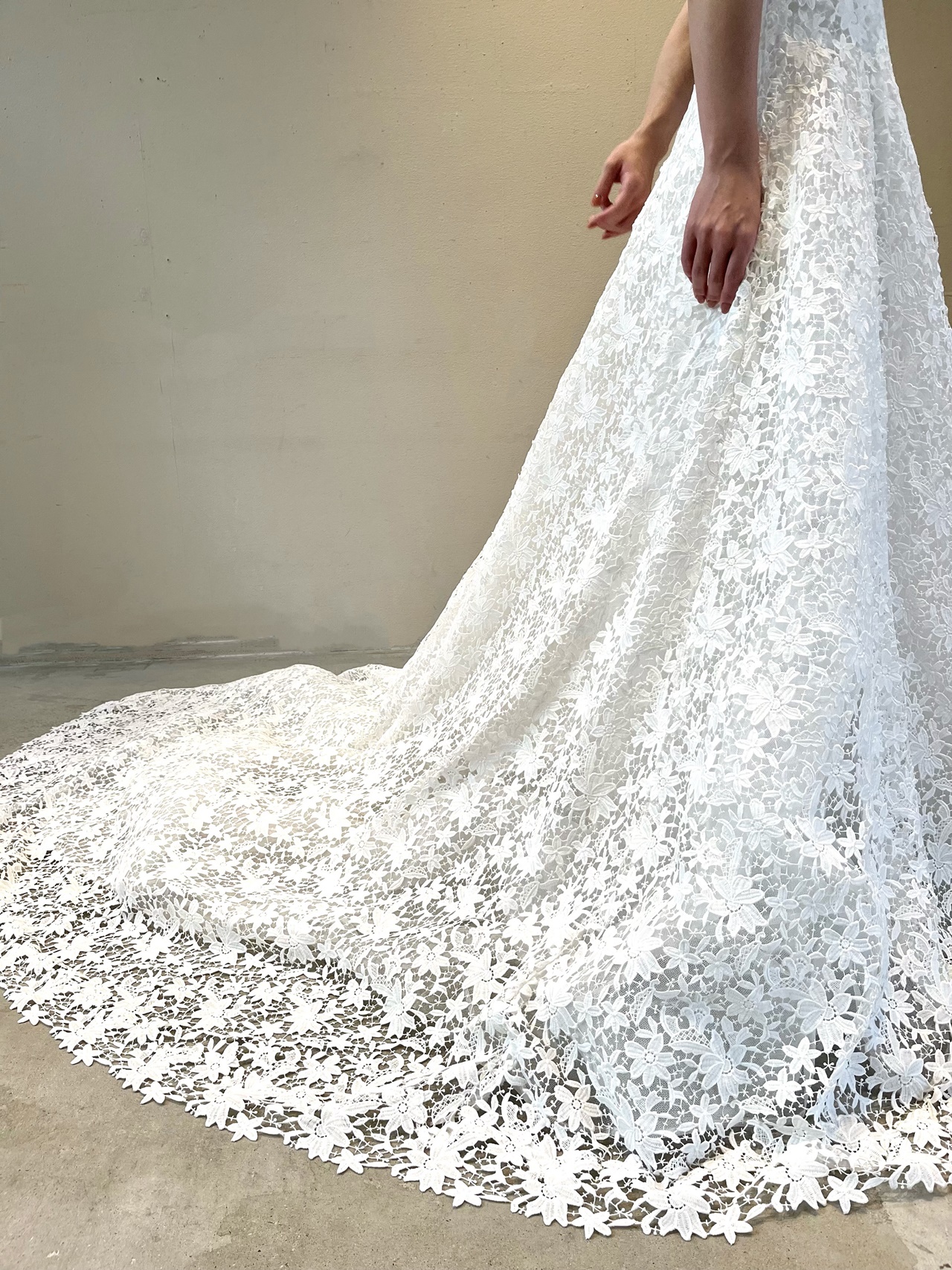THE TREAT DRESSINGよりロマンティックな刺繍を施したMonique Lhuillierのウェディングドレスをご紹介します
