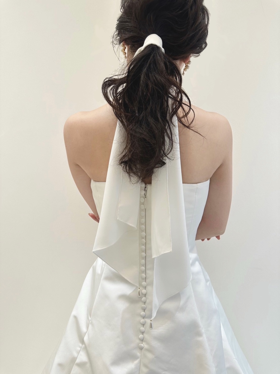神戸の結婚式で叶えるレラローズの新作ウェディングにおしゃれな白のスカーフを巻いてこれまでにないシンプルでおしゃれな披露宴のスタイリングを叶えていただけます。