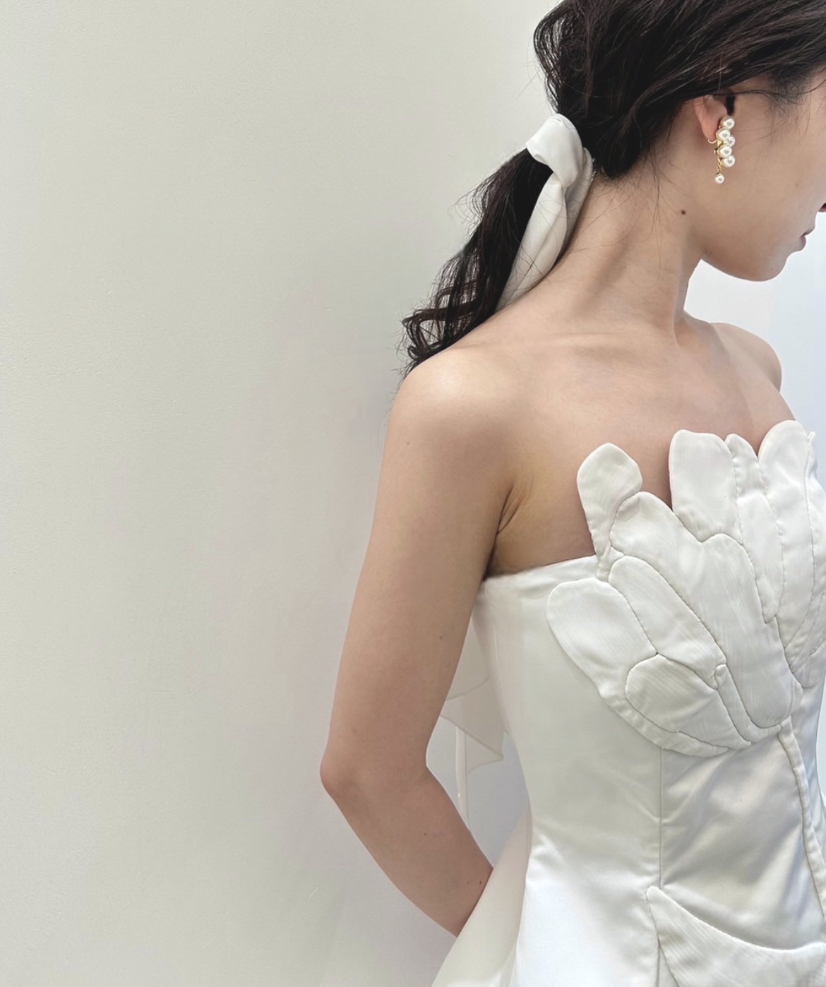神戸の結婚式におすすめなレラローズの新作Aラインのおしゃれでキャッチ―なウェディングドレスの挙式と披露宴のコーディネートと共にご紹介させていただきます。