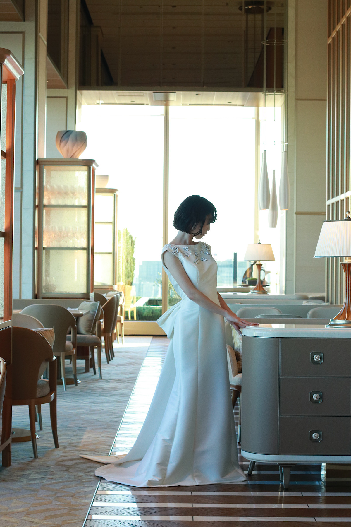 THE TREAT DRESSINGの新提携会場フォーシーズンズホテル東京大手町でヴィクターアンドロルフマリアージュの総サテンのマーメイドラインのウェディングドレスを身に纏った花嫁