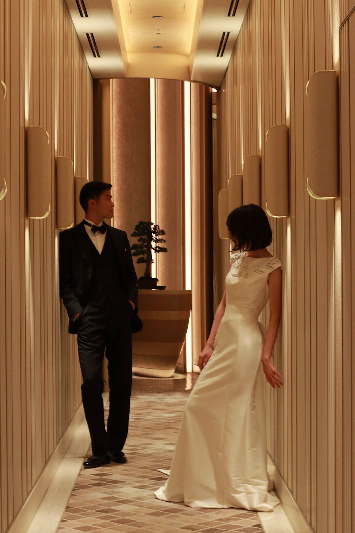 フォーシーズンズホテル東京大手町でクラシックな結婚式を叶えるトリートのブラックのタキシードとヴィクターアンドロルフマリアージュのサテン・マーメイドラインのウェディングドレスを身に纏った新郎新婦