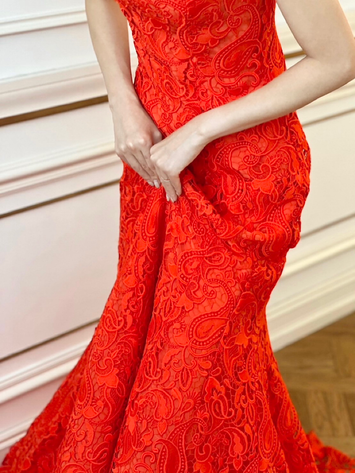 感度の高いお洒落な花嫁のお色直しにおすすめする、ギュピールレースが印象的なレッドのマーメイドラインのカラードレス