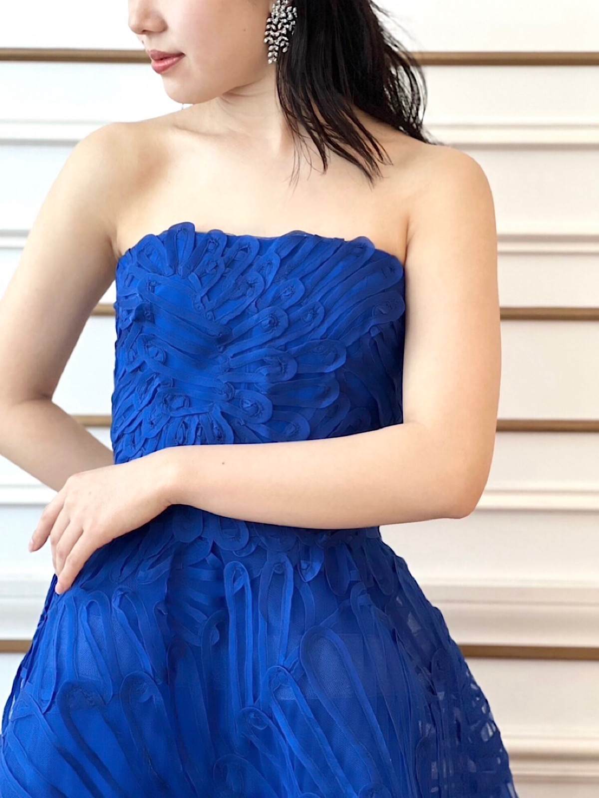 名古屋エリアの花嫁におすすめしたい、ロイヤルブルーが美しいモードでスタイリッシュなAライン新作カラードレス
