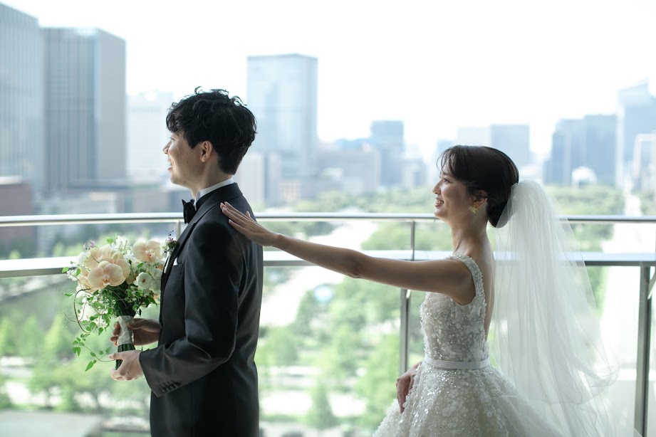 パレスホテル東京で行う前撮りと結婚式のパーティーレポートのご紹介、ELIESAABBRIDALの魅力あふれる上品でクラシックなボリュームラインのウェディングドレスと共にお楽しみください